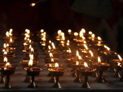 Д.Сүхбаатарын талбайд эмгэнэл илэрхийлж, 1080 зул өргөнө