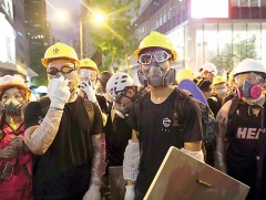 Хонконгод баг зүүх хоригийг зөрчсөн иргэдийн шүүх хурал болж байна