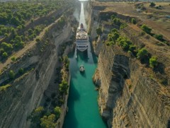 Коринфийн сувгийг туулсан хамгийн том усан онгоц 