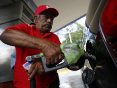 Венесуэлд бензин шатахууныг хүнсээр сольж байна 