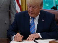 Дональд Трамп түр санхүүжилтийн тогтоолд гарын үсэг зурлаа