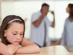 Хүүхдээ орхисон эцэг, эхэд ямар хариуцлага тооцох нь тодорхой бус байна