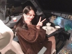 Жолоодлогын бүхээгт эмэгтэй зорчигчийг оруулсан онгоцны нисгэгч эрхээ хасуулжээ