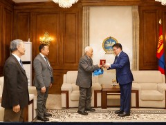 УИХ-ын дарга Г.Занданшатар ахмад настан Г.Очирбатад хүндэтгэл үзүүлэв