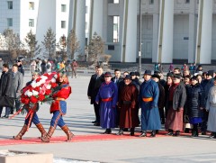 Улс тунхагласны 95 жилийн ойн өдөрт зориулан Д.Сүхбаатарын хөшөөнд цэцэг өргөж, Их Эзэн Чингис хаа..