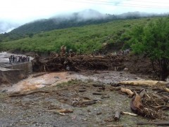 Хөрсний гулгалтын улмаас олон хүн амиа алджээ