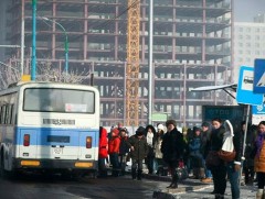 Автобус удаан хүлээсэн иргэд хүйтэнд хөл, гараа хөлдөөж байна