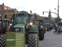 ХБНГУ: Тариалчиндын тракторын цуваа түгжрээ үүсгэжээ 