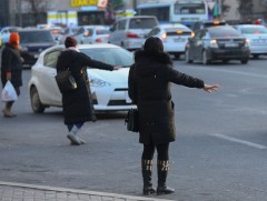 Гар өргөж такси авах нь соёлгүй явдал