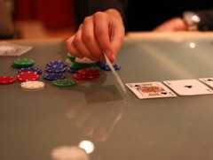 Мөрийтэй тоглоом тоглосон төрийн албан хаагчдыг албан тушаалаас нь чөлөөлнө