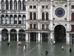 Венец хотын тал нь усанд автаад байна