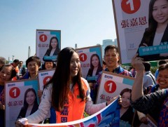 Хонконгийн дүүргийн зөвлөлийн сонгуулийн санал хураалт явагдаж байна