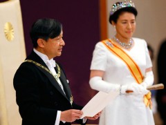 Японы эзэн хаан хар салхинд өртсөн газруудад очно