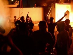 Иракийн жагсагчид Ираны консулын газрыг галдан шатаажээ