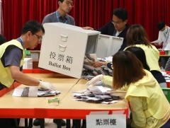 Хонконгийн дүүргийн зөвлөлийн сонгуулиар ардчилсан хүчнийхэн үнэмлэхүй ялалт байгууллаа