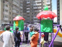 Хүүхдийн тоглоомын талбайг стандартын дагуу байгуулаагүйн улмаас 1500 хүүхэд бэртжээ