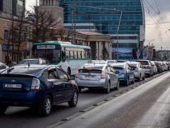 Автомашинтай жагсаал төв замын хөдөлгөөнийг хаагаад байна