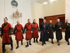 Эх орондоо ирсэн “The Hu” хамтлагийн гишүүдэд Монгол Улсын Төрийн дээд шагнал, тэргүүн зэргийн “Чи..