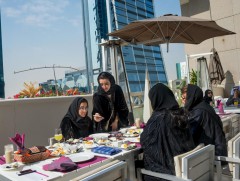 Саудын Арабын ресторанууд хүйсээр ялгаварлан оруулдаг тусдаа хаалгыг халлаа 