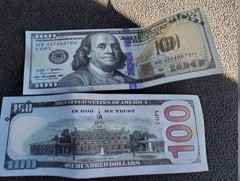 Банк дээрэмдсэн мөнгөө гудамжинд цацаж, Зул сарын мэндчилгээ дэвшүүлжээ 