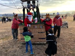 Японы Санта клаус агаарын бөмбөлөг хөлөглөж байна