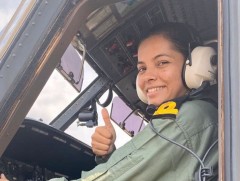 Энэтхэгийн тэнгисийн цэргийн анхны эмэгтэй нисгэгчээ угтан авлаа