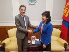 Эмэгтэйчүүдийн улс төрийн оролцоог дэмжих нь Монголын ардчиллын төлөвшилд чухал гэдгийг онцлов