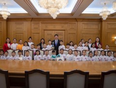 Олон улсын цээж тооллын тэмцээнд амжилт гаргасан хүүхдүүдийг хүлээн авч уулзаж, баяр хүргэв