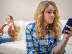 Өсвөр насны хүүхдүүд хамгийн багадаа өдөрт 3 цаг Фэйсбүүк ашигладаг 