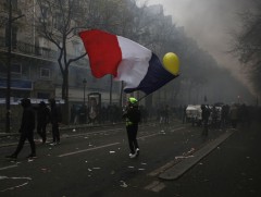 Францын 100 гаруй хотод эсэргүүцлийн жагсаал боллоо