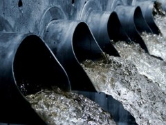 Зарим барилгын компани хөрсний усаа дунд гол руу цутгаж байна 