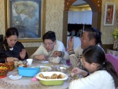 Б.Баяндэлгэрийн гэр бүл 15 жилийн турш сайн үйлсийн аян өрнүүлж байна