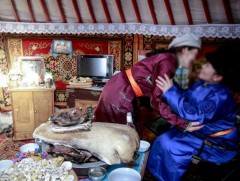 Айлууд бүтэн сарын зардлаа баярын долоон хоногт дуусгадаг 