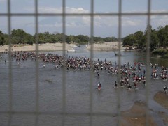 АНУ-ыг зорих хууль бус цагаачдын урсгал тасрахгүй байна