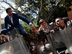 Венесуэлийн сөрөг хүчний удирдагч Хуан Гуайдо парламентийн ордондоо дайран орж, тангараг өргөжээ