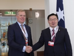 Австралийн сенатч Монгол Улсыг “өргөсөн дундах цэцэг”-тэй зүйрлэв