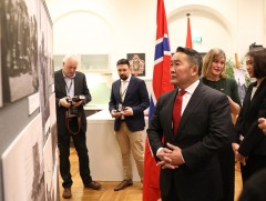 1900-аад оны үеийн монголчуудын тухай түүхэн гэрэл зургийг дэлгэн үзүүлэв