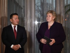 Монгол Улсын Ерөнхийлөгч Х.Баттулга, Норвегийн Хаант Улсын Ерөнхий сайд Эрна Солберг нар сэтгүүлчд..
