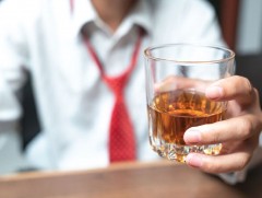 Архи уусан хүмүүсийн 60 орчим хувь нь шарталтаа согтууруулах ундаагаар тайлдаг 