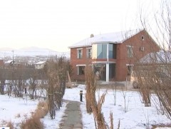 С.Самдандовжидын гэр бүл ширхэг хадаас цуглуулахаас эхэлж мөрөөдлийн байшингаа барьжээ