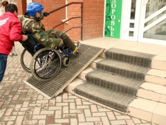 Тэргэнцэртэй иргэдэд зориулсан налуу зам хэт огцом байна