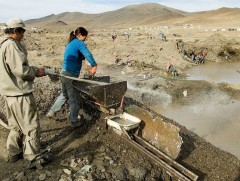 Хууль бусаар алт олборлож буй 1000 гаруй бичил уурхай байна