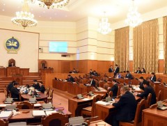 Зургаан сая хүртэлх төгрөгийн тэтгэвэр барьцаалсан иргэдийн зээлийг төрөөс нэг удаа төлөх хуулийг ..