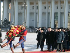 Жанжин Д.Сүхбаатарын хөшөөнд цэцэг өргөж, Их эзэн Чингис хааны хөшөөнд хүндэтгэл үзүүлэв