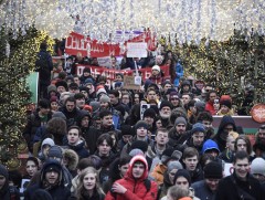 Фашизмын эсрэг жагсаалын үеэр зарим иргэн Владимир Путиныг эсэргүүцэж байгааг илэрхийлжээ