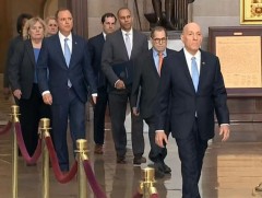 Ерөнхийлөгч Трампад импичмент зарлах эсэх асуудлаарх шүүх хурал сенатын танхимд эхэллээ 