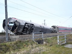 Италид хурдны галт тэрэг осолджээ