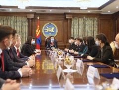 “Иргэний тэтгэвэр барьцаалсан зээлийн төлбөрийн үүргийг үнэт цаасаар төлөх тухай гэрээ”-нд гарын ү..