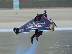 “Jetman Dubai” компани нисдэг өмсгөлтэй газраас хөөрөх туршилт хийлээ  