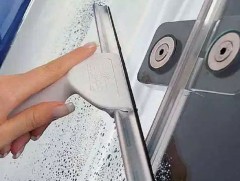 Гэрийнхээ гаднах орчныг цэвэрлэх хэрэгтэй 